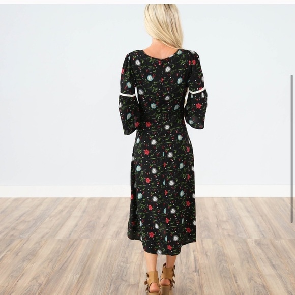 Black blue green red floral bell sleeve dress. - Picture 4 of 8
